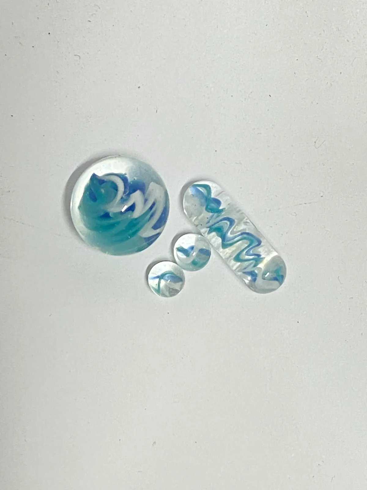 Handmade Borosilicate "Ocean Wave" Wig Wag Pattern Glass Marble & Pillar Collectible Set (Valve-Style Marble, Pillar, Pearls)